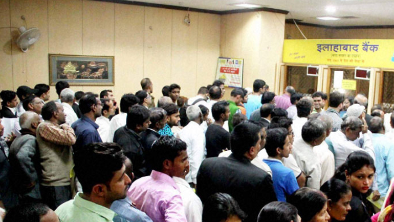Ινδία: Ουρές στις τράπεζες για να μην χαθεί η αξία των αποταμιεύσεων