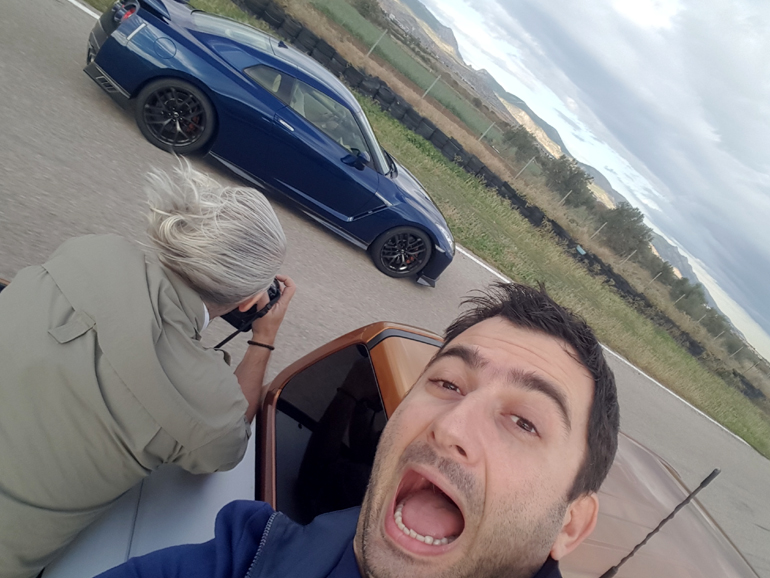 Στην... καρότσα ενός Nissan Navara για να ζήσουμε από κοντά αυτά που τραβά ο φωτογράφος για να απαθανατίσει τη στιγμή!   