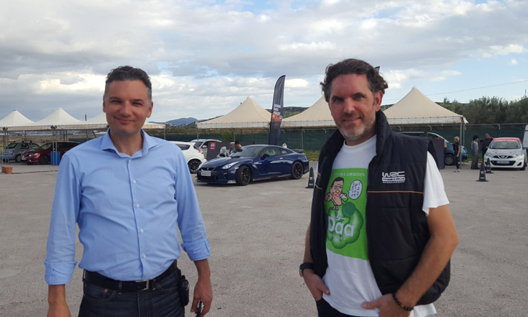 Αριστερά ο αφανής ήρωας μίας διοργάνωσης με οδήγηση ένα Nissan GT-R. Ο λόγος για τον υπεύθυνο δημοσίων σχέσεων της Nissan Γιάννη Μεθενίτη (αριστερά). Δεξιά στην φωτογραφία ο Κώστας Χαριάτης τον οποίο... βλέπετε καθώς στο σχετικό video είναι... κρυμμένος!!! 