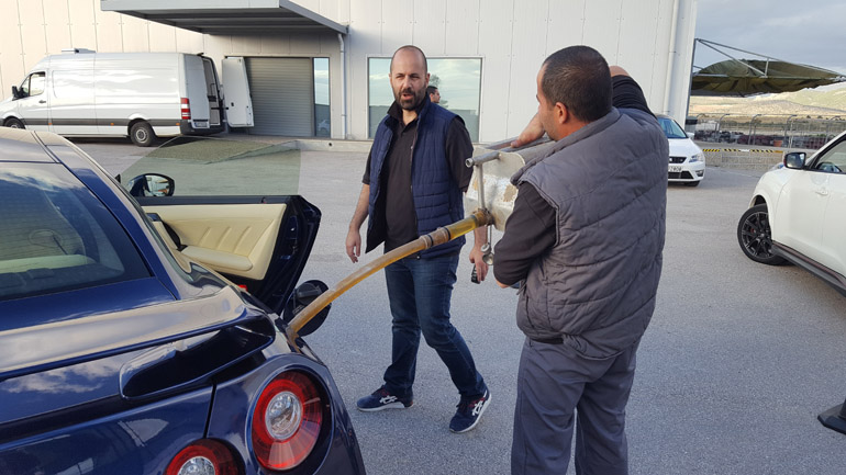 Βάλε από την... καλή (βενζίνη). Θα οδηγήσει και ο Ποντίκας!