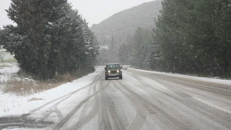 Προβλήματα λόγω της χιονόπτωσης σε Αττική και Μακεδονία – Πού χρειάζονται αλυσίδες