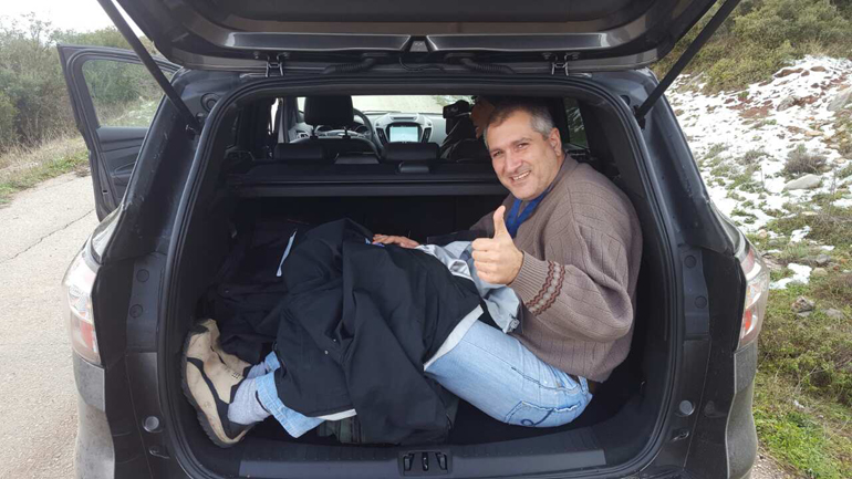 Ο Δημήτρης Σπυράκης προσπαθεί να προστευτεί από το κρύο...