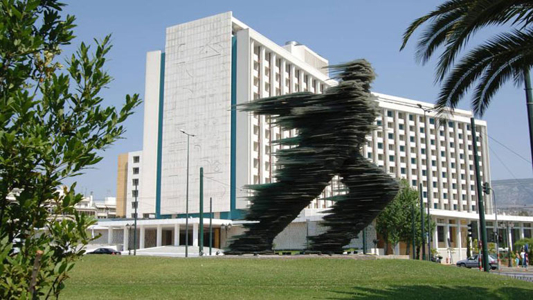 Πρώην στέλεχος της Novartis απειλούσε να πηδήξει από τον 13ο όροφο του Χίλτον