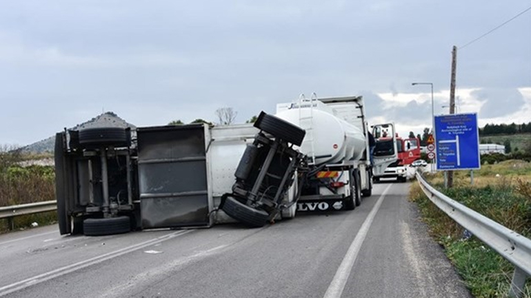 Ανατροπή βυτιοφόρου με προπάνιο στην παλιά Ε.Ο. Λάρισας – Βόλου