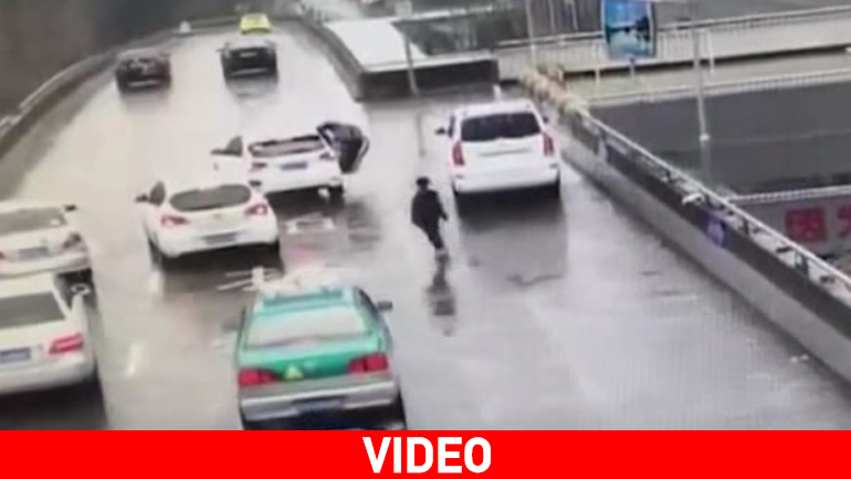 Παιδί κυνηγά τον γονιό που το ξέχασε στον δρόμο!