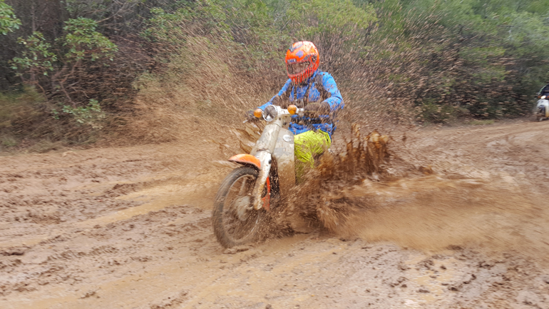 Κι όμως το πέρασμα γίνεται με παπάκι της Honda!