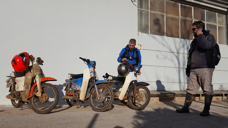 'Άσε αγάπη μου που να στα λέω. Πήγα να πάρω γάλα για το μικρό και έπεσε στις λάσπες!'