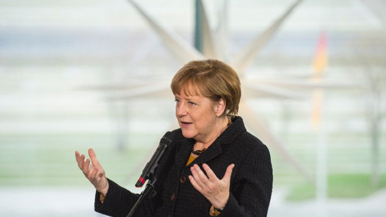 Μακρόν: Η Μέρκελ διέσωσε την αξιοπρέπειά μας