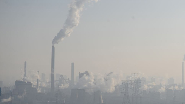 Πεκίνο: Παραμένει, αλλά αποκλιμακώνεται η ατμοσφαιρική ρύπανση