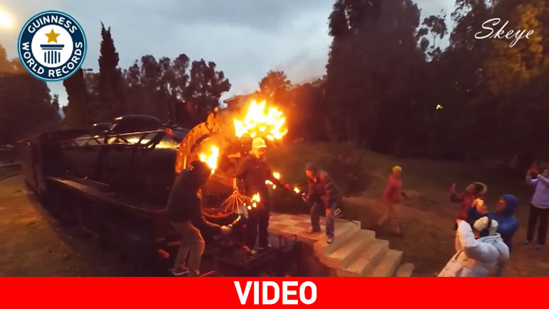 Ρεκόρ-Γκίνες στην Καλαμάτα: Υπέμεινε στο σώμα του 100 αναμμένα δαδιά!