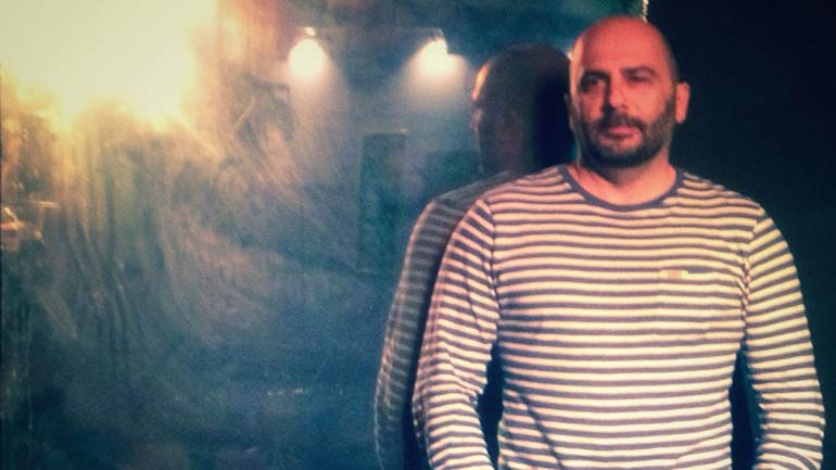 Ο Νίκος Βολάκος σε ένα μοναδικό live στο Τσάι στη Σαχάρα