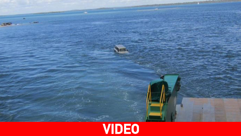 Αυτοκίνητο έκανε βουτιά από το πλοίο!