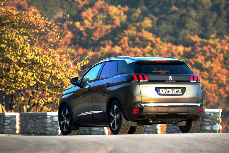 Τι να σχολιάσεις κανείς βλέποντας αυτά τα... οπίσθια; Σίγουρα δεν υπάρχει κάποιος που να πει κάτι αρνητικό για στο πίσω μέρος του νέου Peugeot 3008. Η διπλή... τριπλέτα με τα φωτιστικά σώματα βγάζει... μάτια ενώ η συνολική αρμονική σχεδίαση δείχνει ένα σύγχρονο αμάξωμα. 