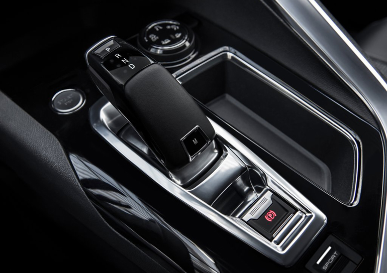 Έργο τέχνης το αυτόματο κιβώτιο ταχυτήτων. Όσο το βλέπεις τόσο το... γουστάρεις. Στην πράξη και με εξαίρεση την ομορφιά, η λειτουργία του είναι υποδειγματική κάτι που λατρεύουν όσοι κινούνται με οχήματα ελευθέρου χρόνου.