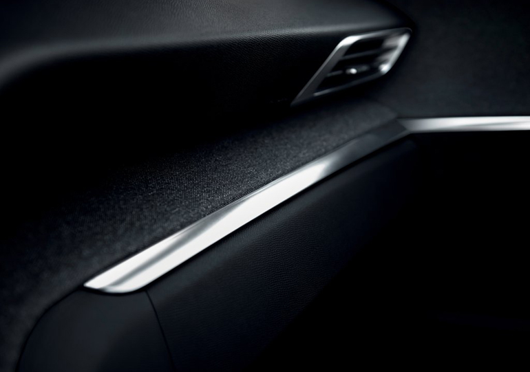 Οι γραμμές και το φινίρισμα στο εσωτερικό είναι πρωτοποριακά... Το ύφασμα με τα πλαστικά συνδυάζονται άψογα και δεν είναι λίγες οι φορές που πιάνεις το εαυτό σου να... χαϊδεύει το αμάξωμα! 