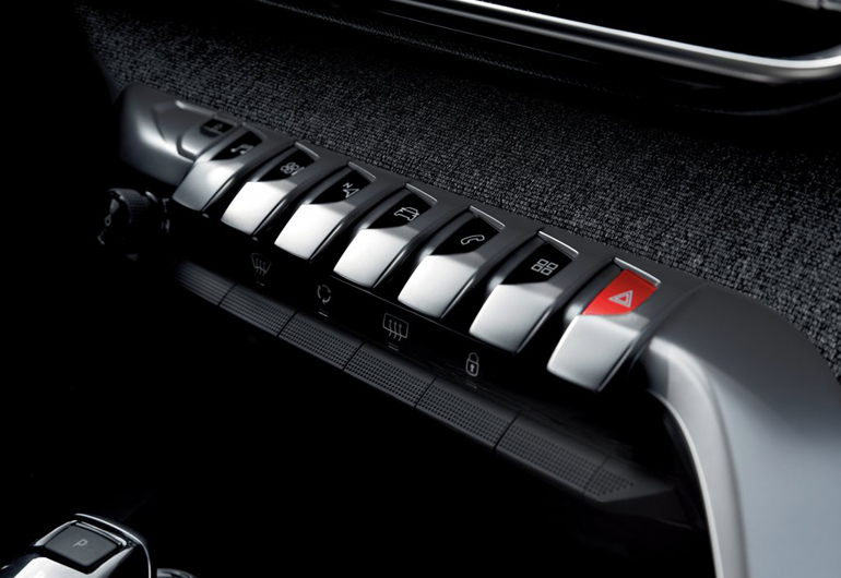 Οι διακόπτες τύπου inox θυμίζουν... πιάνο και ευχόμαστε να μην... χαλούν από το συχνό «πάτα». Έχουν χαρακτήρα και όταν μάθεις με κλειστά μάτια τη θέση τους είναι απίστευτα χρηστικά. 