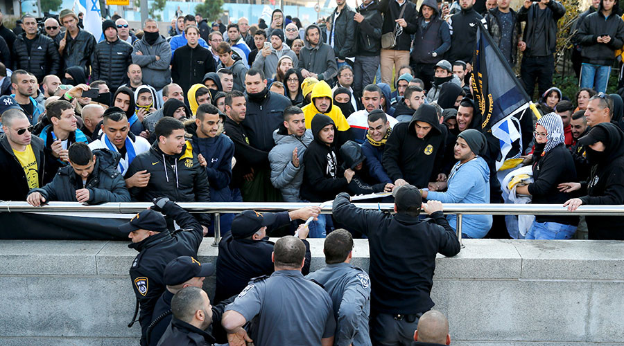 ...όπως και πολλών Ισραηλινών, που διαδηλώνουν υπέρ της αθώωσής του στο Τελ Αβίβ