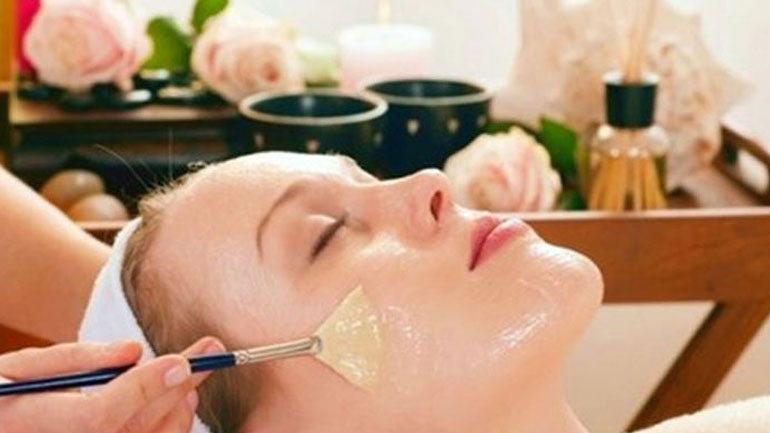 Μάσκα προσώπου για σύσφιξη και ενυδάτωση με μπύρα