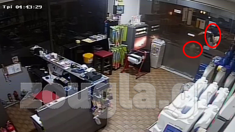 Η πρώτη απόπειρα να σπάσει με πέτρα την τζαμαρία στέφθηκε από... αποτυχία