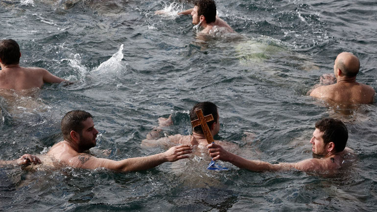 Στις 11 το πρωί η τελετή αγιασμού των υδάτων στο λιμάνι του Πειραιά