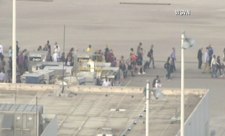 Πανικός επικράτησε στο αεροδρόμιο, με τους επιβάτες που βρίσκονταν μέσα σε αεροπλάνα να καλούνται 'να παραμείνουν στις θέσεις τους'