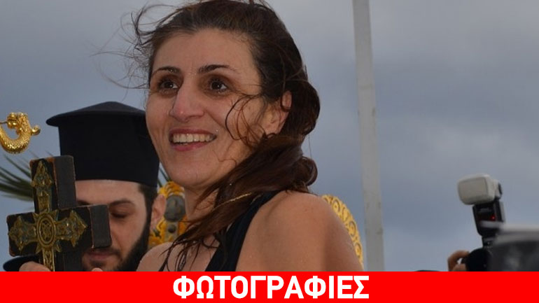 Με εντυπωσιακό μακροβούτι μία γυναίκα έπιασε τον Σταυρό στη Ρόδο