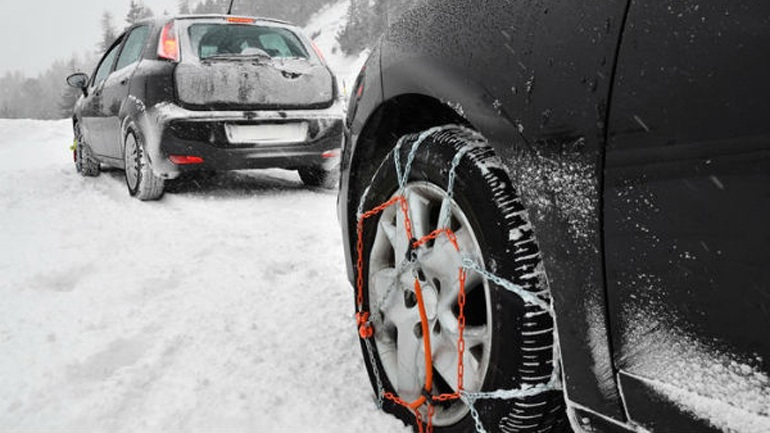 Χιονίζει στην πόλη της Λάρισας