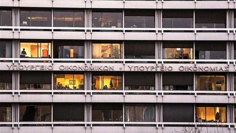 Υπ. Οικονομικών: Δεν συνδέεται η εκταμίευση της δόσης των 1,8 δισ. ευρώ με την β’ αξιολόγηση