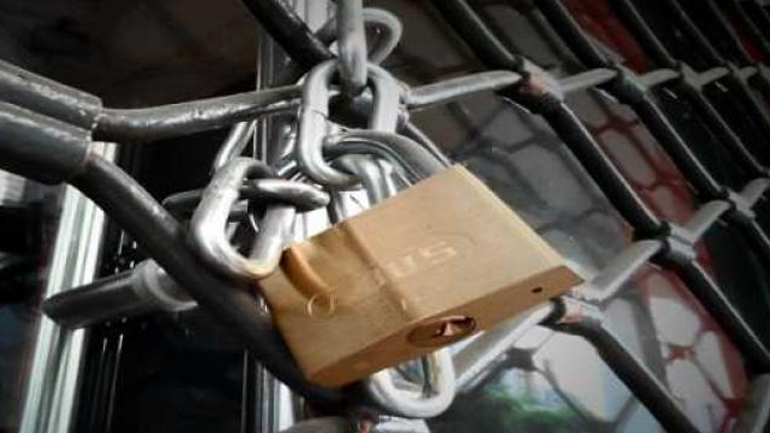 Πάτρα: Λουκέτο στο κατάστημα του εμπόρου που κλείδωσε τους ελεγκτές του ΣΔΟΕ