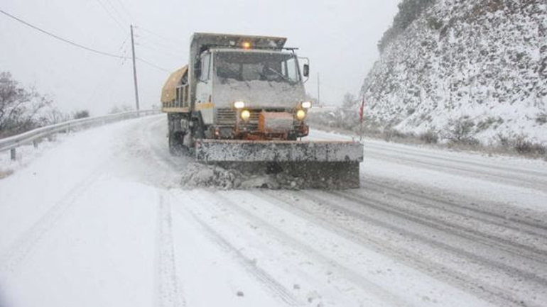 Φθιώτιδα: Xιονόπτωση στη Λαμία – Με αλυσίδες για Δομοκό