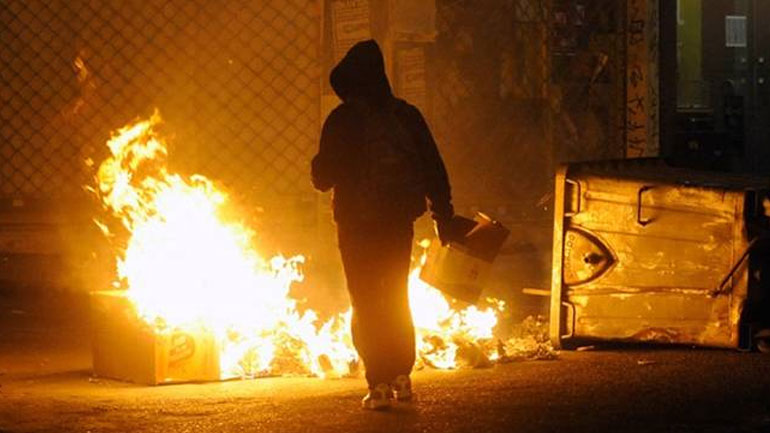 Εξάρχεια: Μολότοφ κατά οχήματος της ΟΠΚΕ