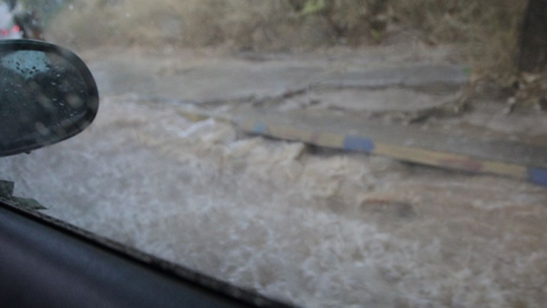 Κρήτη: Οδηγός εγκλωβίστηκε μέσα στο ρέμα