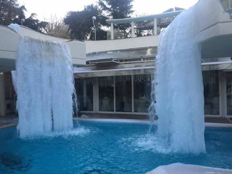 Οι καταρράκτες στο «Χωριό της Ειρήνης» στην Καρδία