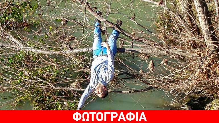 Αντί να βουτήξει για το σταυρό, τον διέσωσε!