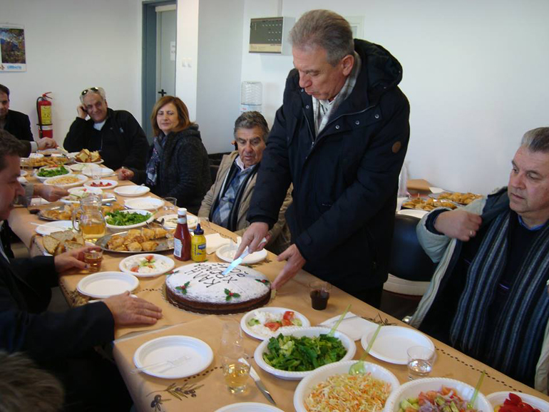 Ο Δήμαρχος της πόλης των Σερρών Πέτρος Αγγελίδης κόβει την πρωτοχρονιάτικη πίτα...