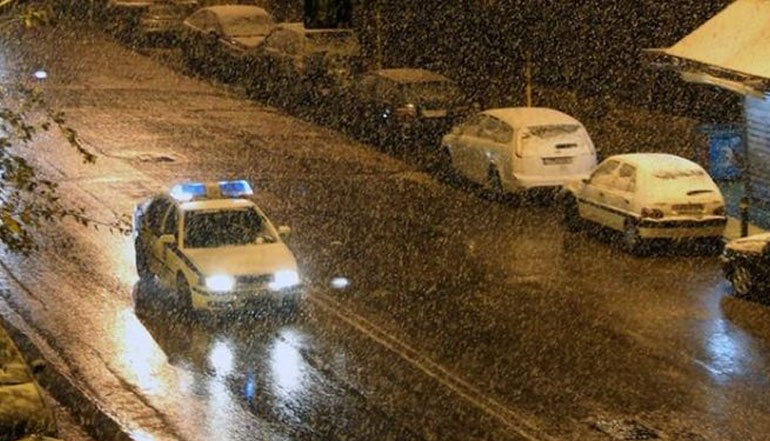 Χιονίζει στο κέντρο της Αθήνας