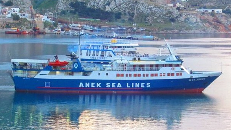 Σύγκρουση πλοίων στο λιμάνι της Καλύμνου – Μπλέχτηκαν οι άγκυρες