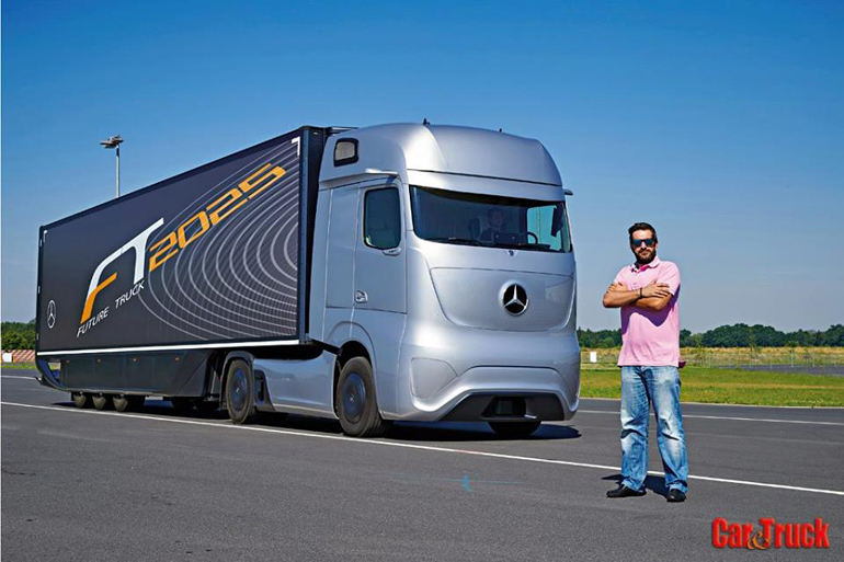 O Nίκος Μίττας και πίσω του το πρωτότυπο φορτηγό της Mercedes...