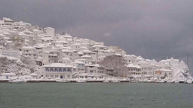 Εκχιονιστικό μηχάνημα και κλιμάκιο της ΔΕΗ σε Σκόπελο και Αλόννησο