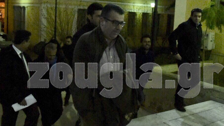 Ο επικεφαλής των Παραπολιτικών, Π. Τζένος-στο βάθος διακρίνεται ο βουλευτής της ΝΔ και δικηγόρος, Μ. Βορίδης, ενώ αριστερά ο πρώην εκπρόσωπος της ΔΗΜΑΡ και νυν δημοσιογράφος των Παραπολιτικών, Α. Παπαδόπουλος