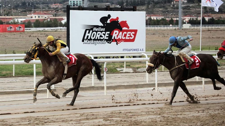Πόλος έλξης ο ιππόδρομος στο Μαρκόπουλο παρά το πολικό ψύχος