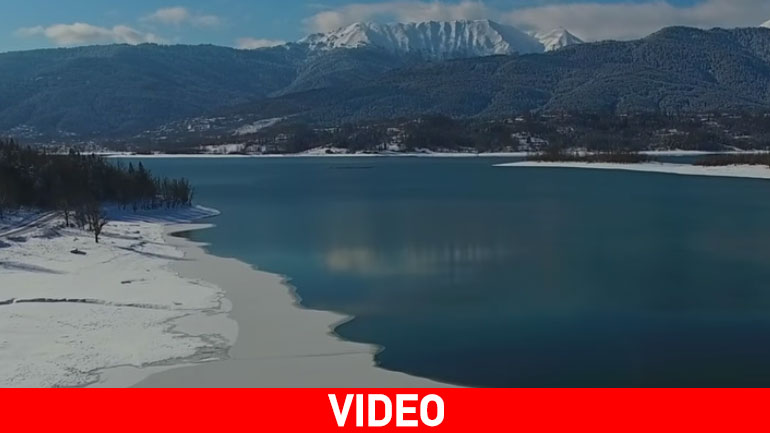 Η μοναδική χιονισμένη λίμνη Πλαστήρα