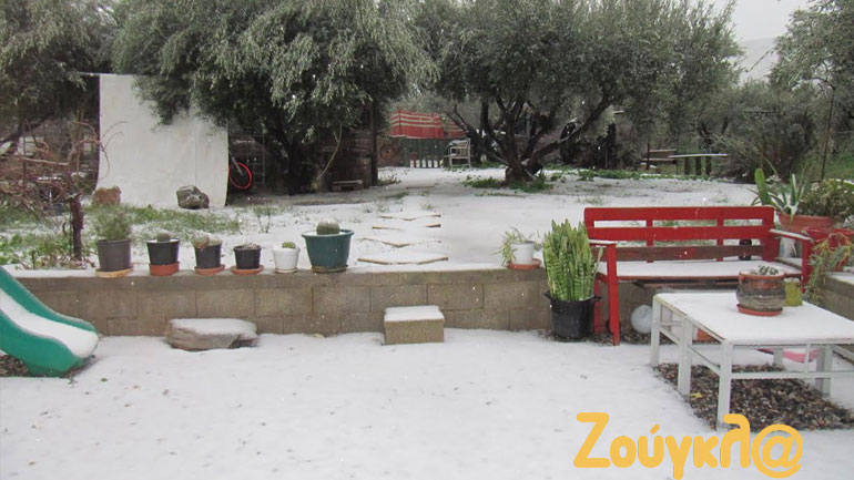 Με μπόλικη τρέλα υποδέχτηκαν τον χιονιά σε χωριό της Κρήτης