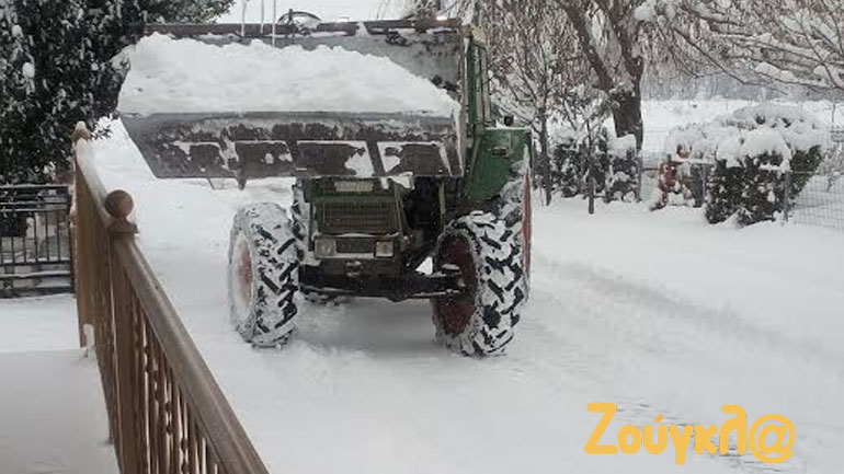 Πολίτης εκχιονίζει με δική του πρωτοβουλία χωριό της Δράμας