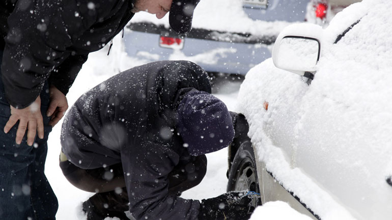 Ταλαιπωρία για τους ταξιδιώτες λόγω χιονιά σε διάφορες περιοχές της Ελλάδας