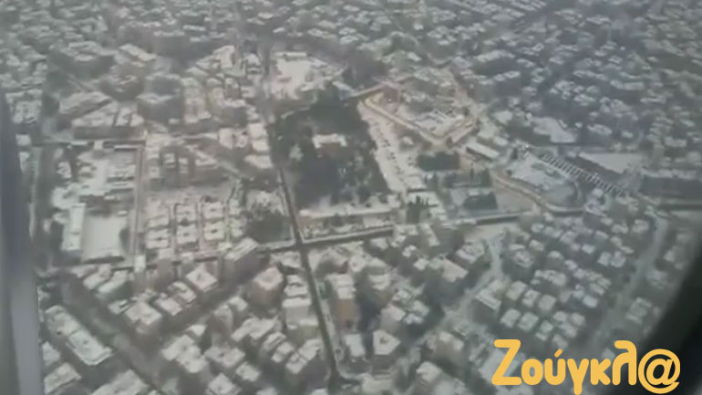 Tαξιδιώτης τραβάει βίντεο με τη χιονισμένη Θεσσαλονίκη μέσα από το αεροπλάνο