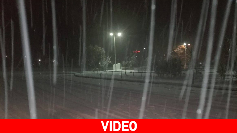 Χιονίζει από τα ξημερώματα στην Καρδίτσα