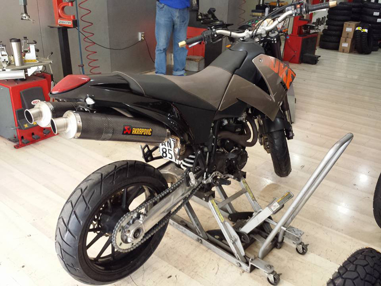 Πολύ χαρακτηριστικές και οι εξατμίσεις akrapovic...