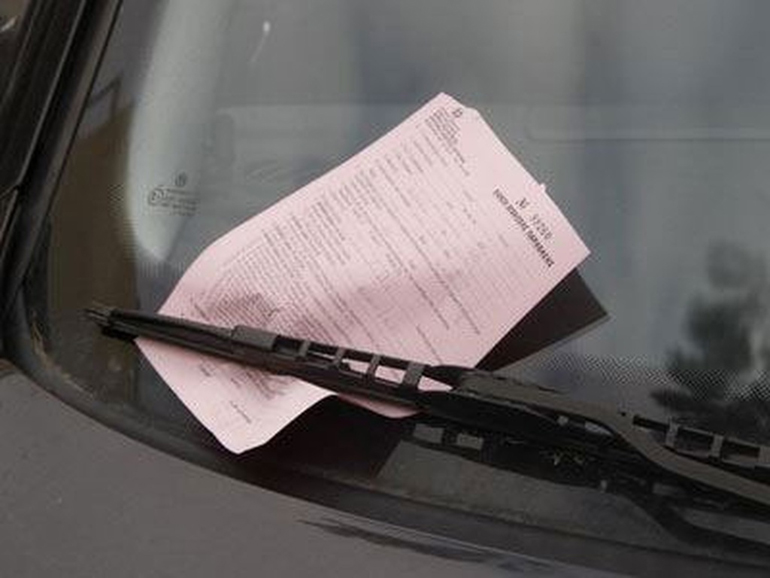 Το χαρτί που κανείς δεν θα ήθελε να δει στο παρ μπριζ του αυτοκινήτου του...