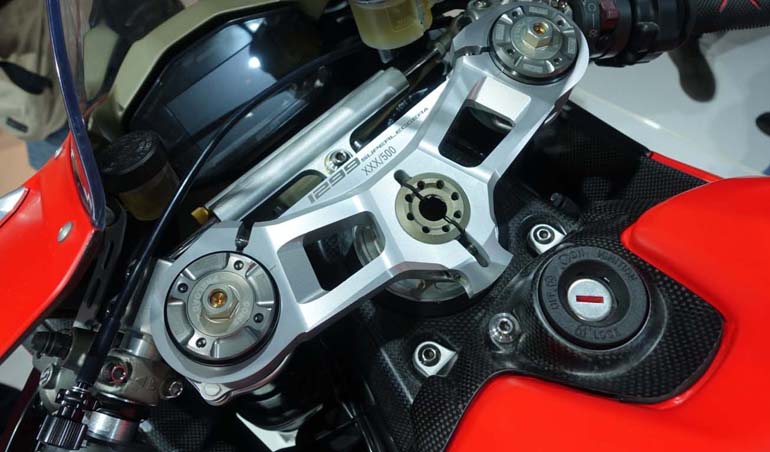 Πάνω στο τιμόνι αναγράφεται και ο αριθμός της μοτοσικλέτας (από τις 500) που έχει στην κατοχή του ο αναβάτης...